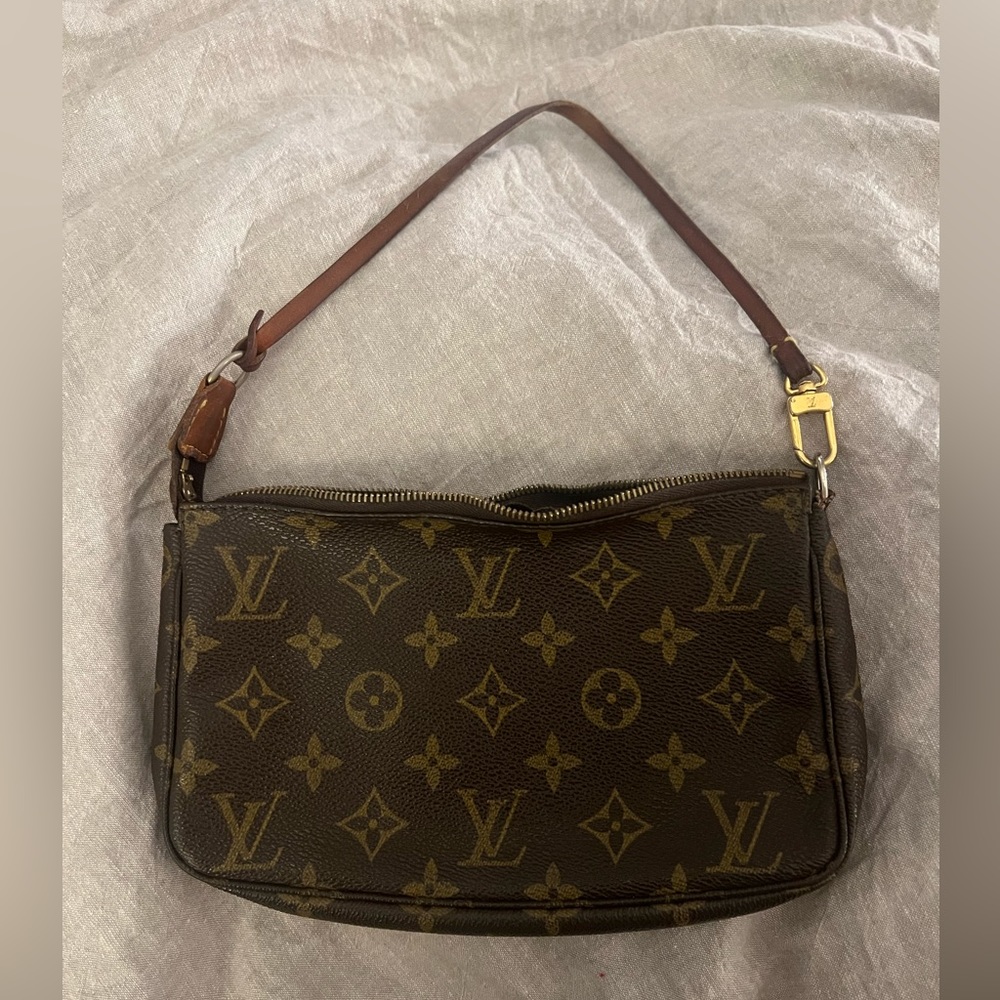 Authentic Louis Vuitton pochette